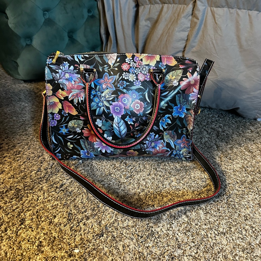 Floral Acadia purse in really good condition